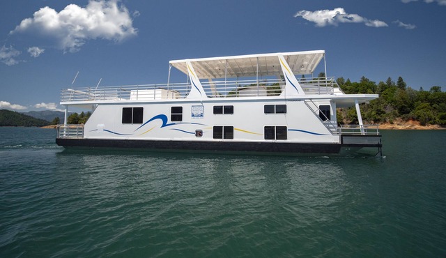 Shasta Marina at Packers Bay's Sumerset Houseboat.