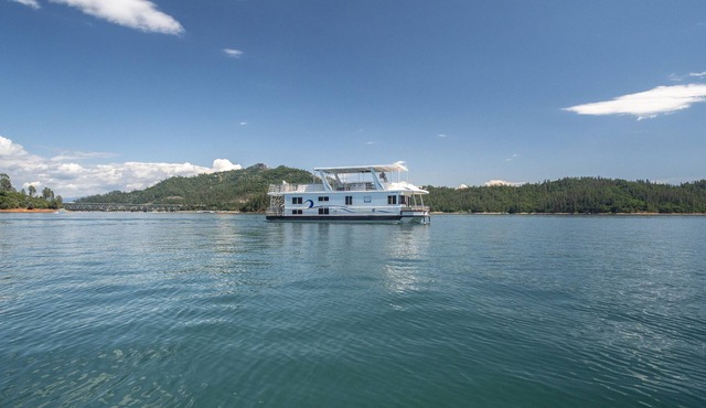 Shasta Marina's Thoroughbred Houseboat.