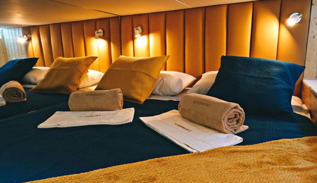 SLEEPBOAT LuxLife Yatch