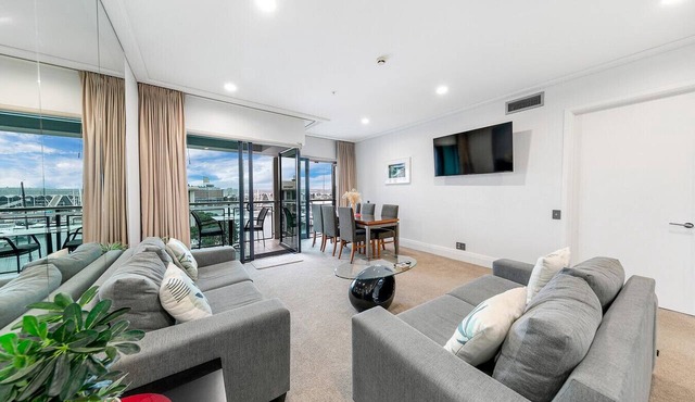 Sophisticated Spacious APT w/Stunning Harbour View