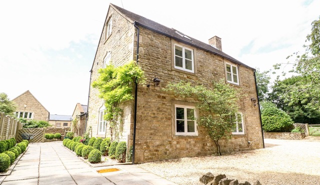 SOUTH HILL FARMHOUSE, pet friendly in Stow-On-The-Wold