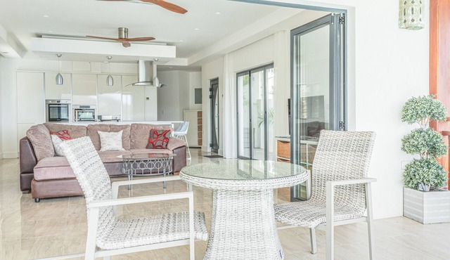 Spacious 1 bedroom apartment with pool, WiFi, AC in charming English Harbor area