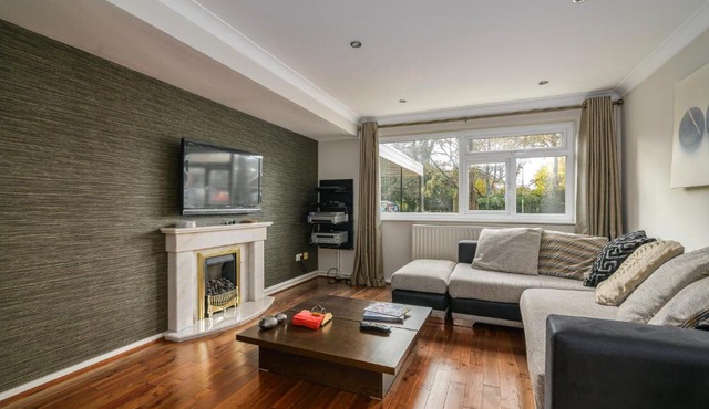 Spacious 2 BDR Home with Parking Near City Centre