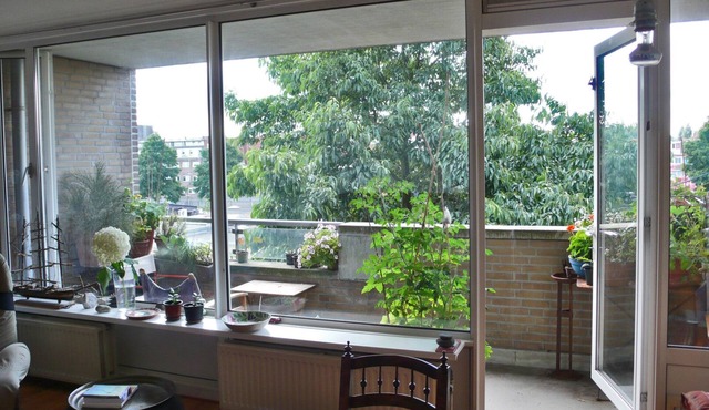 Spacious 2 room apartment on the water in the center of Amsterdam.
