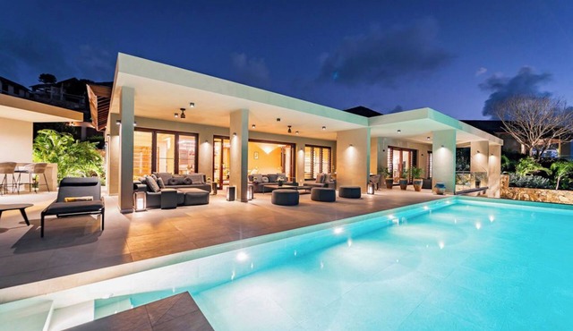 Spacious 6 bedroom hillside villa w/infinity pool, gym, and stunning views.
