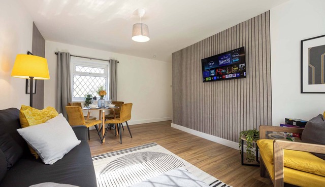 Spacious Apartment near MCR Airport
