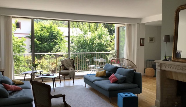 Spacious, bright apartment near Paris