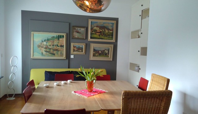Spacious Living in a small 50s villa with large garden and fireplace