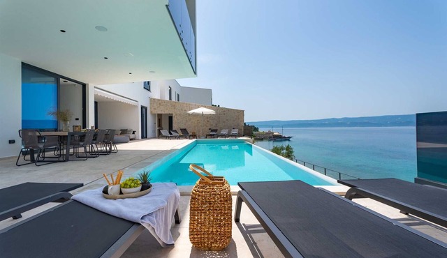 Spacious Luxury 5-BR Villa for 10 by the sea, with infinity pool