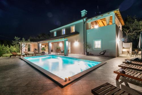 Spacious Villa with Private Pool, BBQ, Fenced Yard, Summer Kitchen, Beautiful Beaches nearby