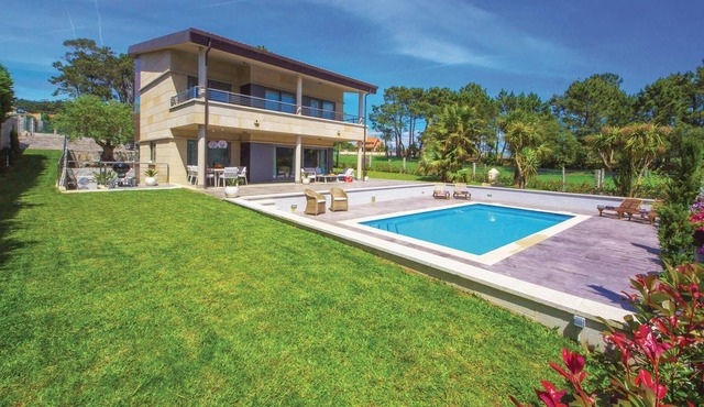 Spectacular bright and spacious cottage in a beautiful and clear environment.