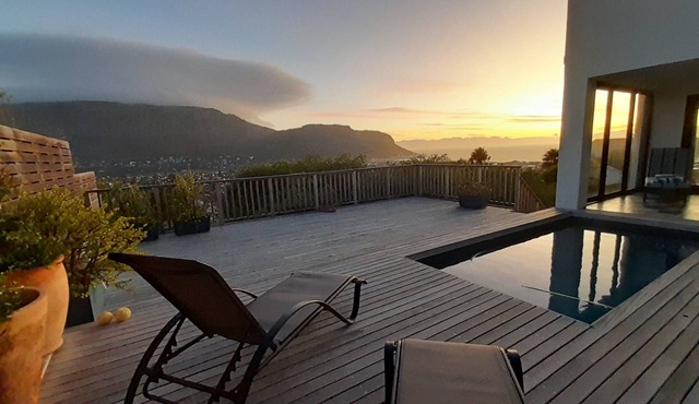 Spectacular house overlooking False Bay.