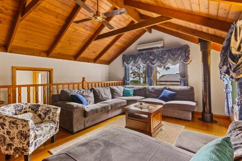 StayAU Luxury Candlewick Cottage in Dandenong