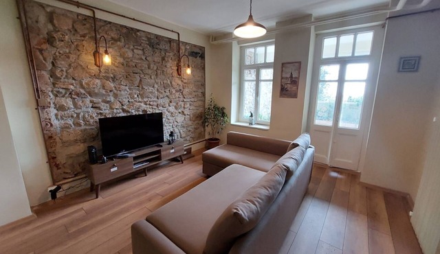 Stone Garden Apartment in the Heart of the City