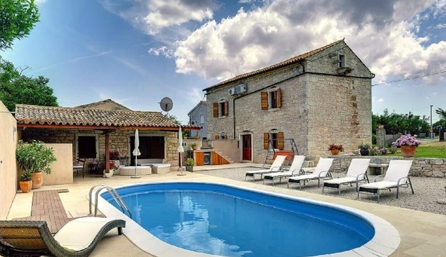 Stone house, 5 km to the beach, private pool, 8 people, free WiFi, terrace, BBQ
