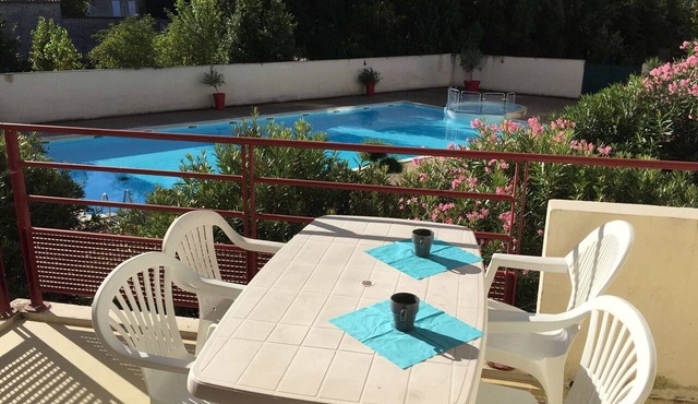 Studio 2 sleeps La Rochelle with pool and parking
