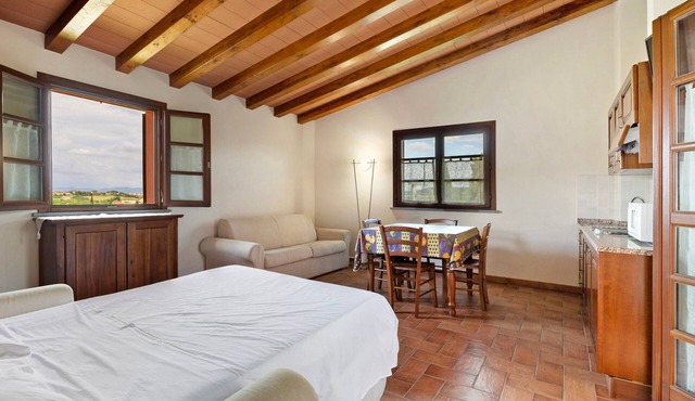 Studio Apartment 'Numero 4' with Shared Garden, Balcony and Air Conditioning