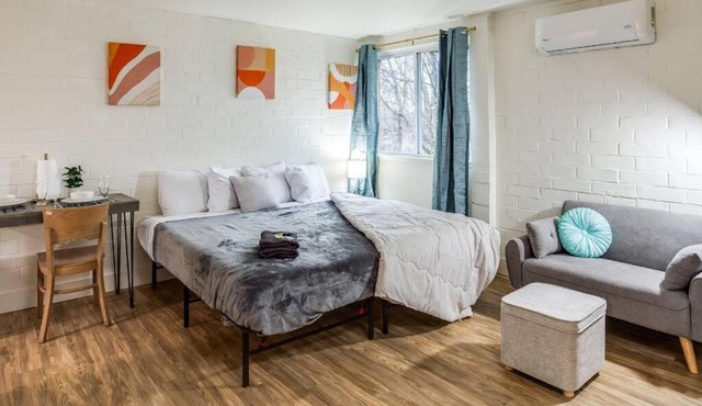 Studio w/King bed Near Dwtd