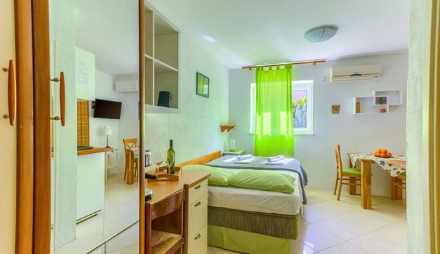 Studio with shared garden, 3 min walk to the beach