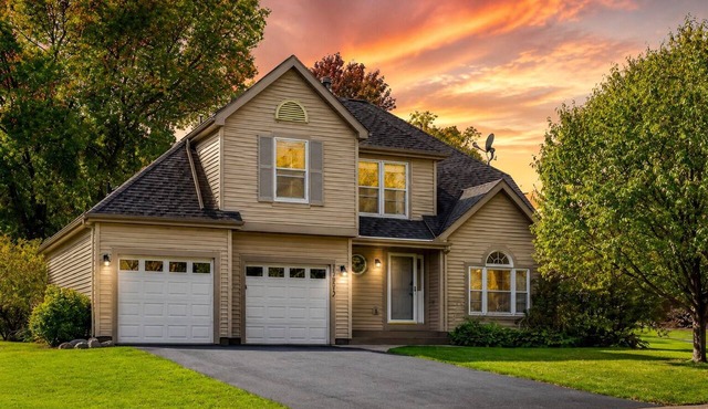 Stunning 5 BR, 2 King Bed, 2 Garage, 4 BTH Family Friendly Home with Hot Tub
