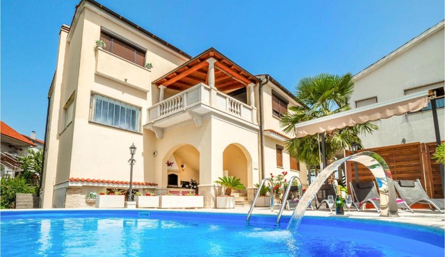 Stunning Apartment In Viskovo