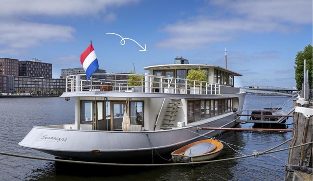 Stunning boat with a view