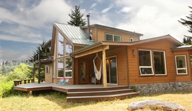 Stunning Custom Cabin in the woods; Mountain and Ocean Views!