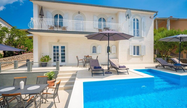 Stunning private villa for 10 guests with WIFI, private pool, A/C, TV and terrace