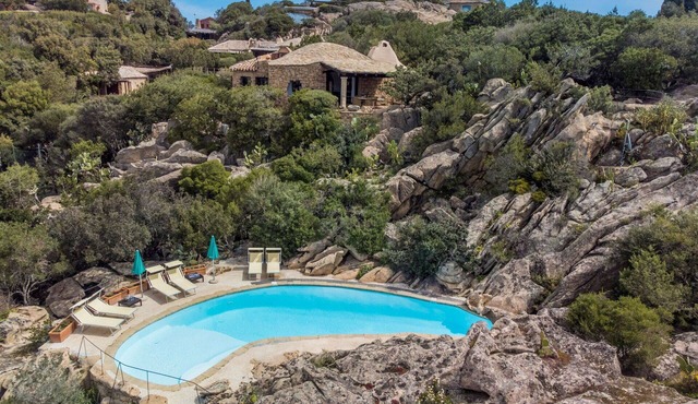 Stunning private villa for 6 guests with A/C, private pool, WIFI, TV, terrace and pets allowed