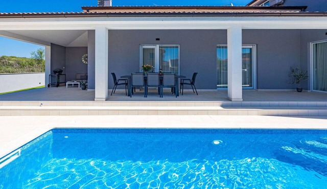 Stunning private villa for 8 guests with A/C, WIFI, private pool, TV and terrace