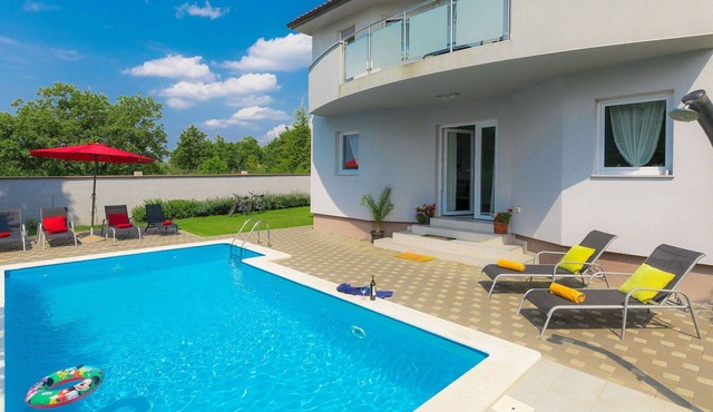 Stunning private villa for 8 people with WIFI, A/C, private pool, TV, terrace and pets allowed