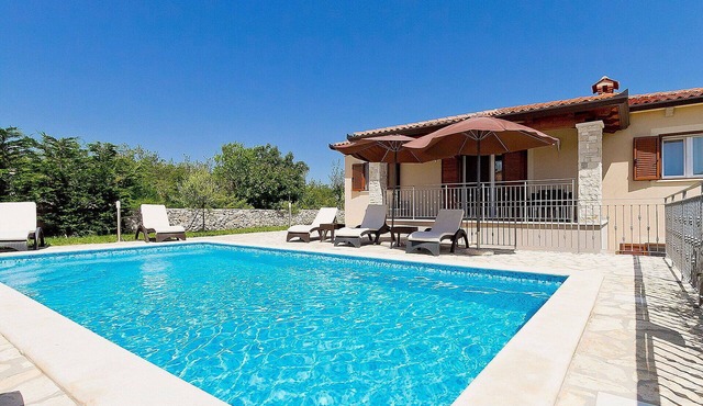 Stunning private villa for 10 guests with private pool, A/C, WIFI, TV, terrace and pets allowed