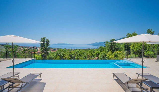 Stunning private villa for 8 guests with A/C, hot tub, private pool, WIFI, TV and terrace
