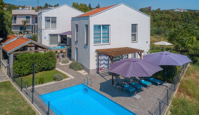 Stunning private villa for 16 people with A/C, hot tub, private pool, WIFI, TV and terrace