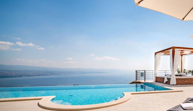 Stunning private villa for 8 guests with A/C, private pool, WIFI, TV and terrace