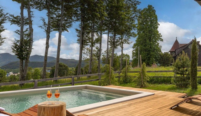 Stunning private villa for 10 guests with hot tub, WIFI, private pool, TV, terrace and pets allo.