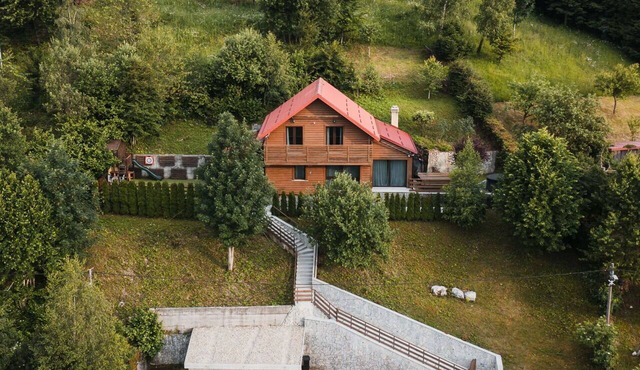 Stunning private villa for 8 people with hot tub, WIFI, TV and patio