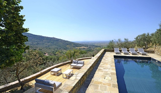 Stunning private villa for 8 guests with private pool, A/C, WIFI, TV, patio and panoramic view