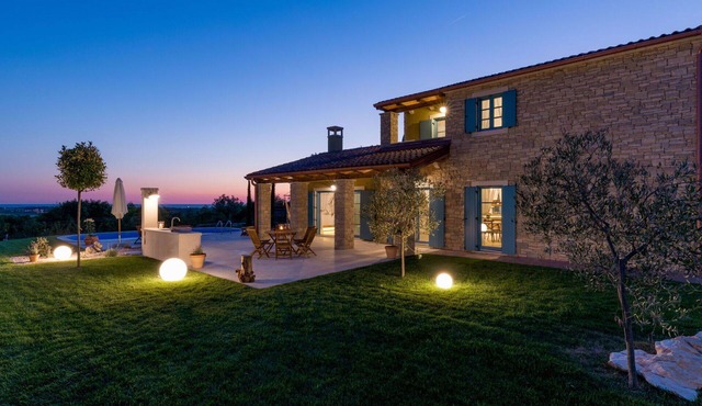 Stunning private villa with A/C, WIFI, hot tub, private pool, TV, patio and pets allowed