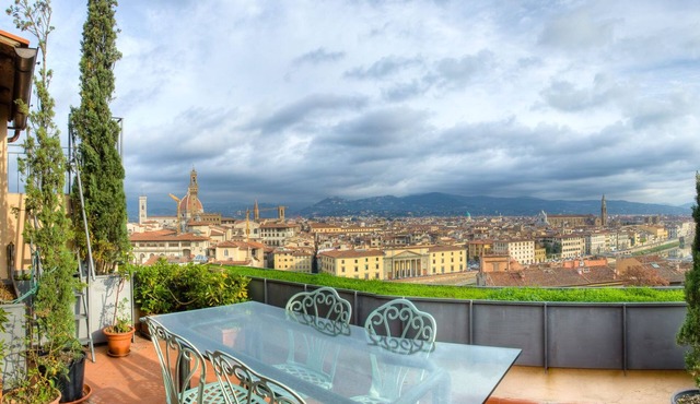 Stunning Renovated Cental Penthouse w/Amazing Views! 5 Terraces & 5min to Town