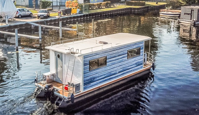 Stunning ship in Hennigsdorf with lake view