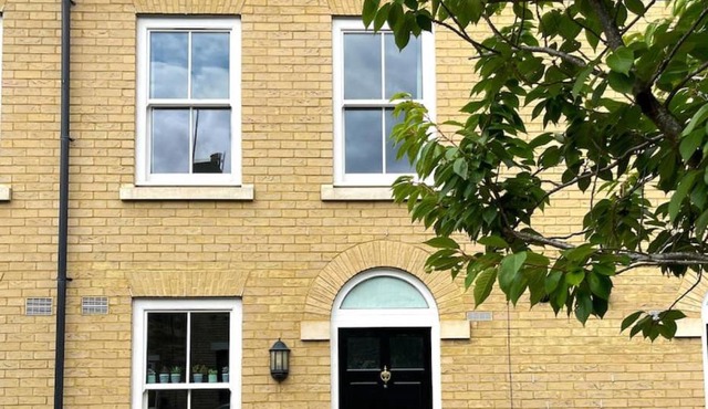 Stunning & Stylish Peaceful House near Station