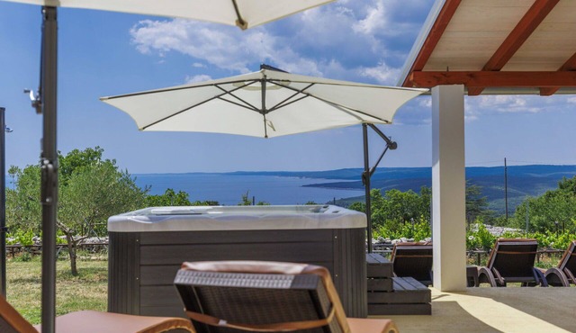 Stunning villa for 5 guests with hot tub, WIFI, A/C, TV, terrace and pets allowed