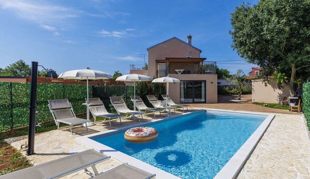 Stunning villa for 8 people with A/C, WIFI, private pool, TV, terrace and pets allowed