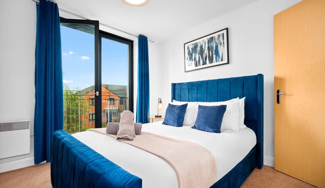 Stylish 2 bed city centre apartment with balcony!