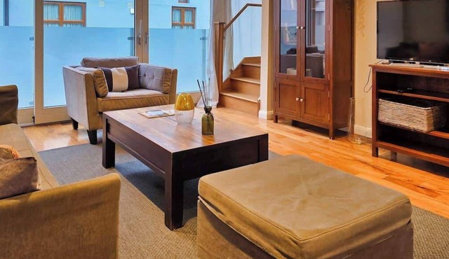 Stylish 2-Bed Designer Mews with Roof Terrace, Ensuite & Balcony, D2