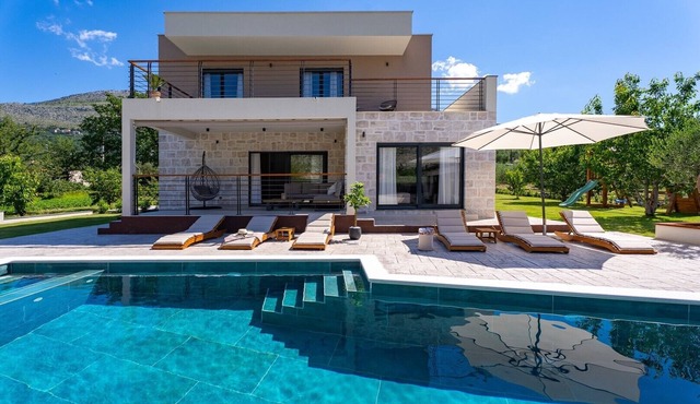 Stylish 4-Bedroom Villa Agrosa with 30 m2 Private Pool, Hydromassage, Finnish Sauna and Fun zone