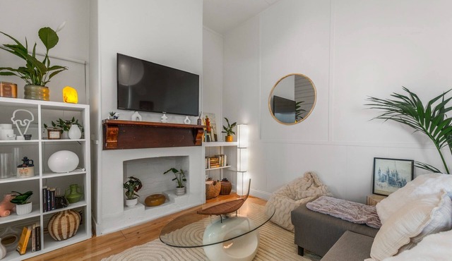 Stylish Richmond 2BR Near Train Station, Cafes & MCG