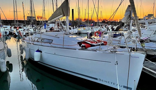 Sun-Kissed Sailing Adventure in Antiguo Puerto de La Rochelle