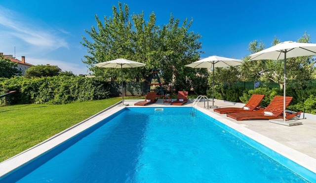 Sunny villa with private pool and WiFi